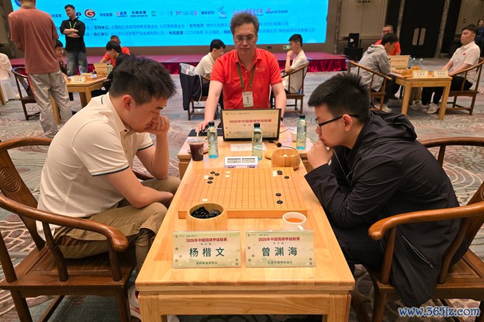 杨楷文九段(左)降服曾渊海五段。东谈主民网记者 胡雪蓉摄